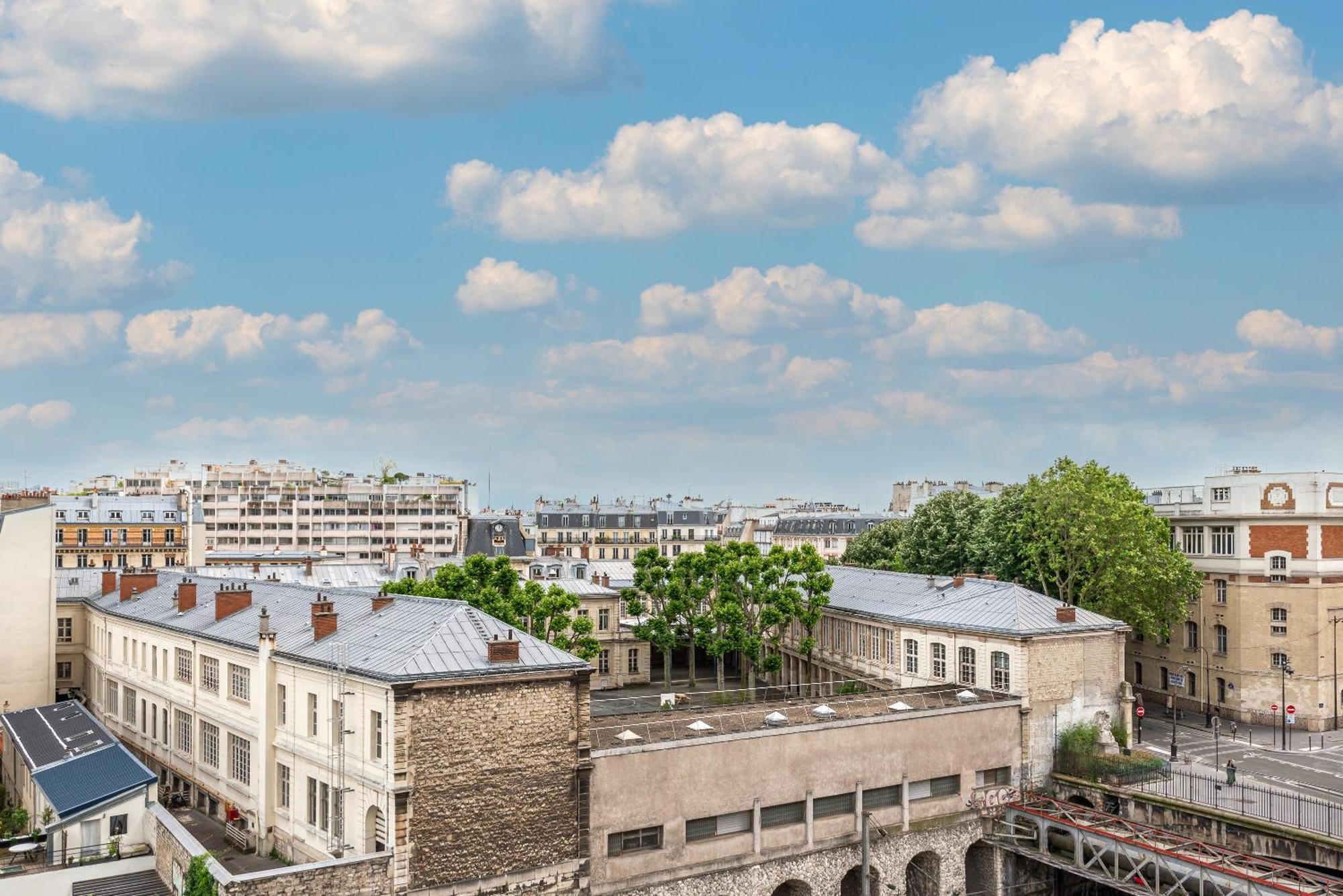 Entre Montmartre Et Canal Saint Martin-gare Du Nord * Parijs